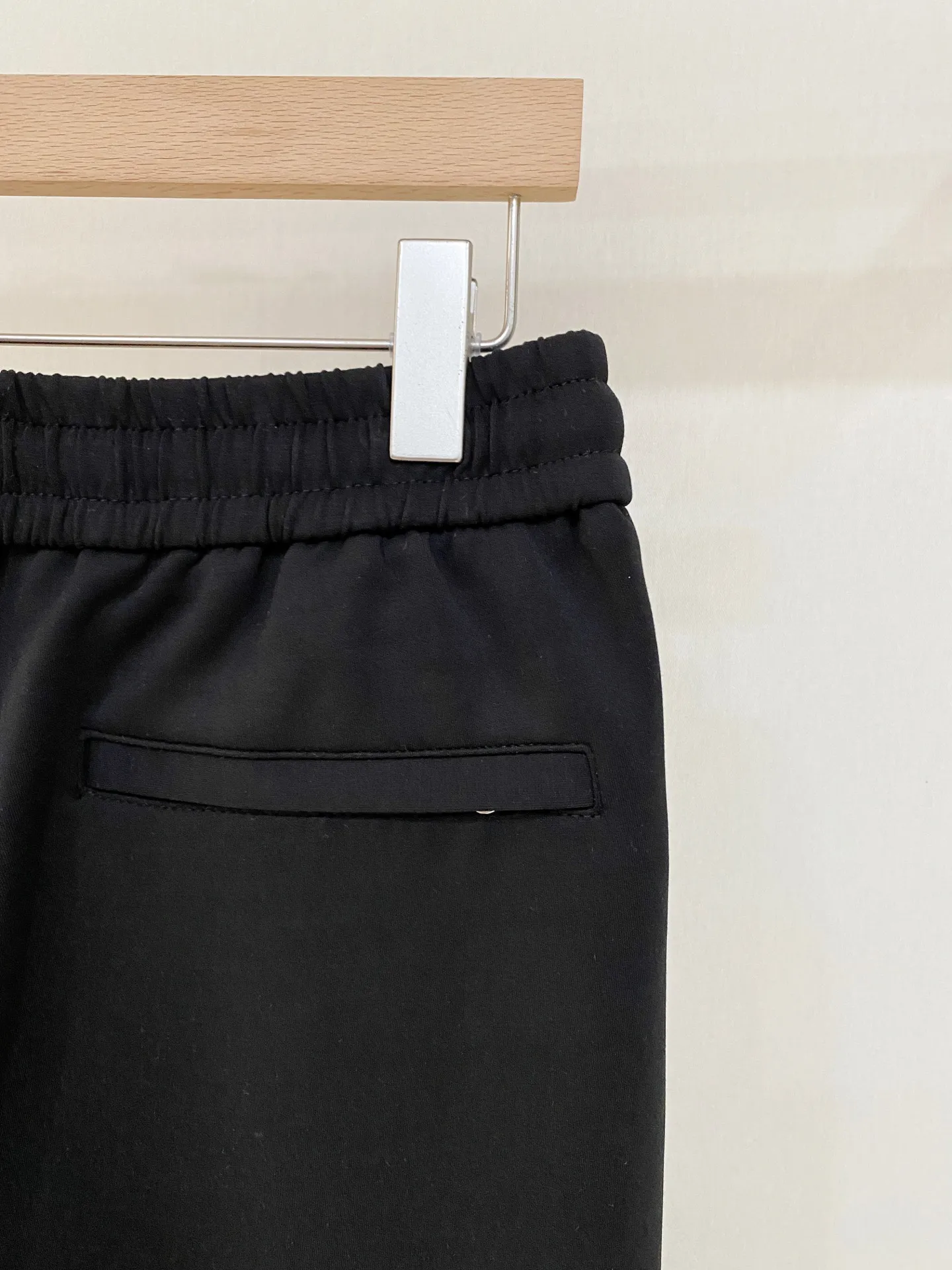 BC 2026 Autumn and Winter New Arrival Casual Pants Fabric: Sand-washed cupro silk fabric, smooth and thick to the touch, not easy to wrinkle when drape, comfortable and warm for the upper body. Style: Straight-leg pants with elastic drawstring, small logo embroidery embellishment, practical pockets on the side seams, modifying the shape of the legs and allowing for freedom of movement. Color: coffee brown, navy blue, pure black, calm and low saturation, easy to match for commuting and leisure. Sizes:M-4XL